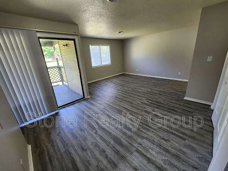 2 bed, 1.5 bath, $950 — Photo 3