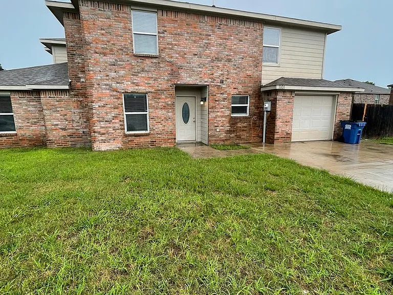 1101 Parkview Dr — Photo 1