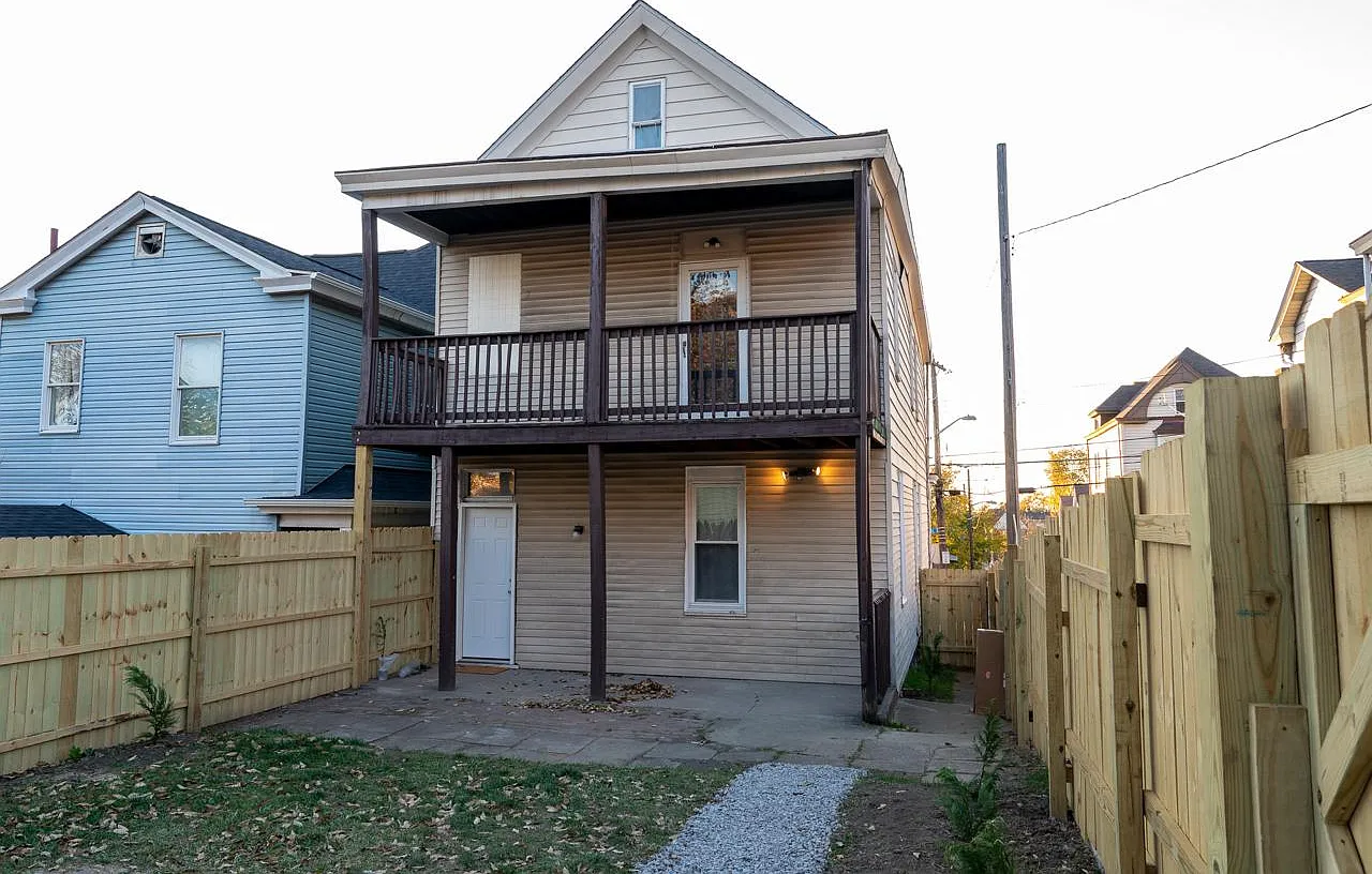 4 bed, 2.5 bath, 2250 sqft, $680 — Photo 2