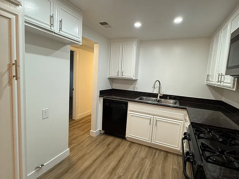 750 S Highland Ave #C — Photo 13