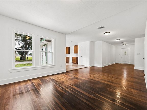 2nd image of 707 Oleander St