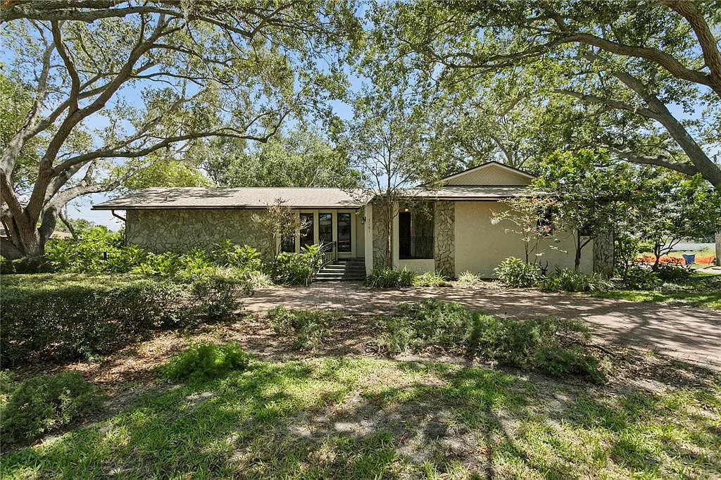 3 bed, 2.0 bath, 2550 sqft, $6,000 — Photo 3