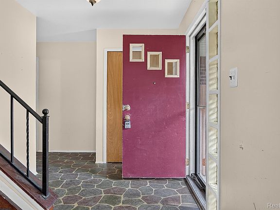 5th image of 14075 Merriman Rd