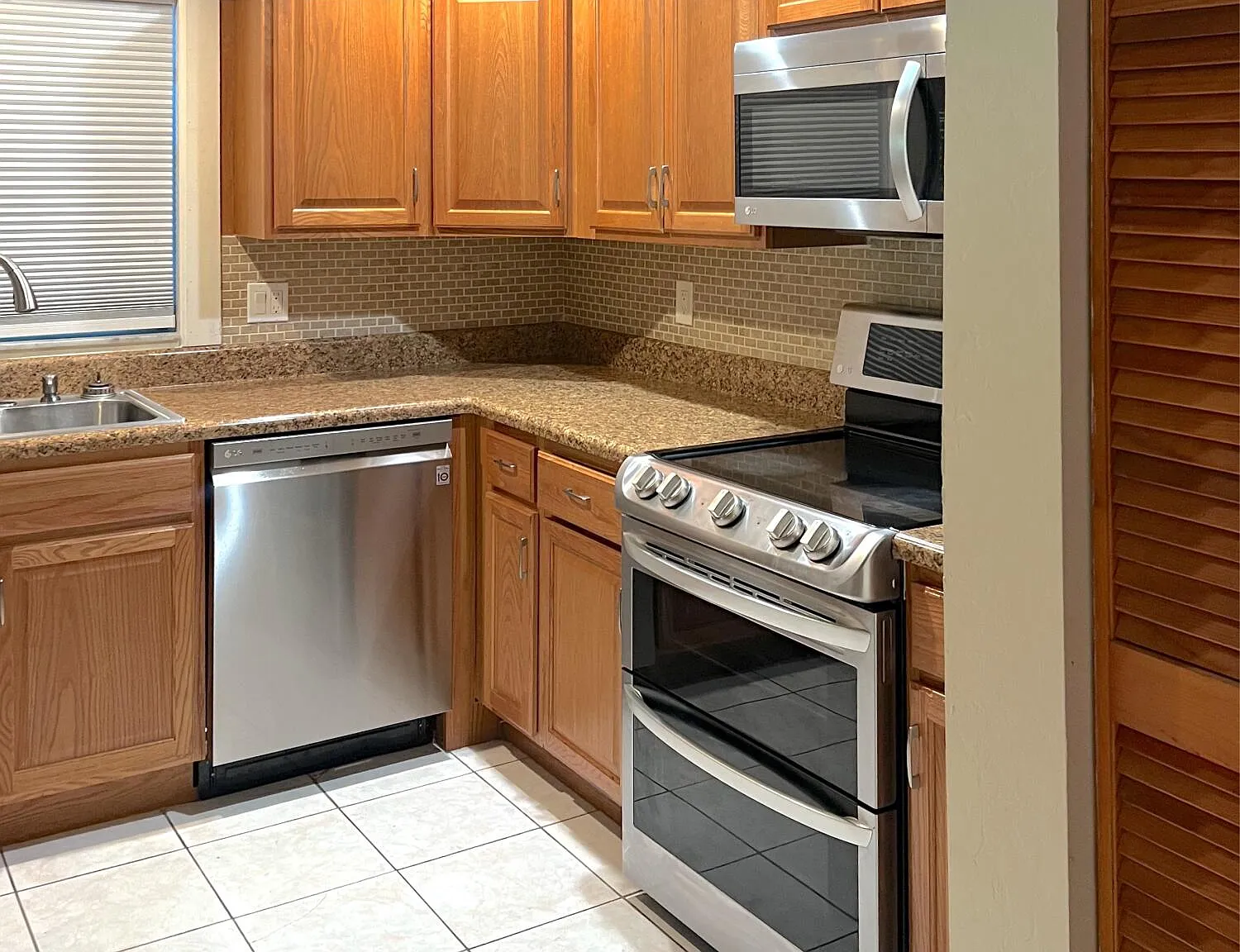 3 bed, 2.0 bath, 1195 sqft, $2,400 — Photo 3