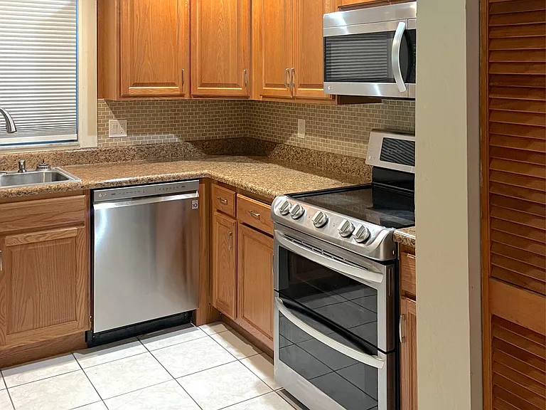 3692 NW 95th Ter #7M — Photo 3