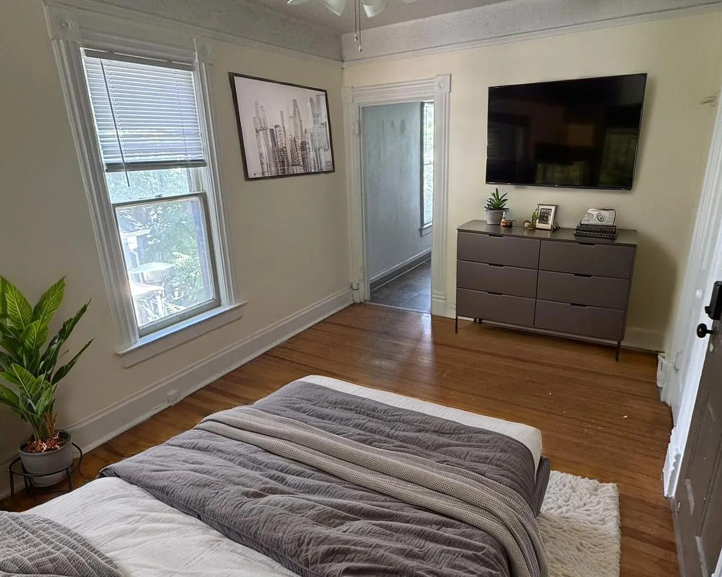 Beautiful and Spacious Studio Apartment in Downtown Colorado Springs! No Utility Setup Required! — Photo 1