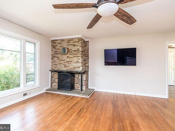 5th image of 16 Lantern Ln