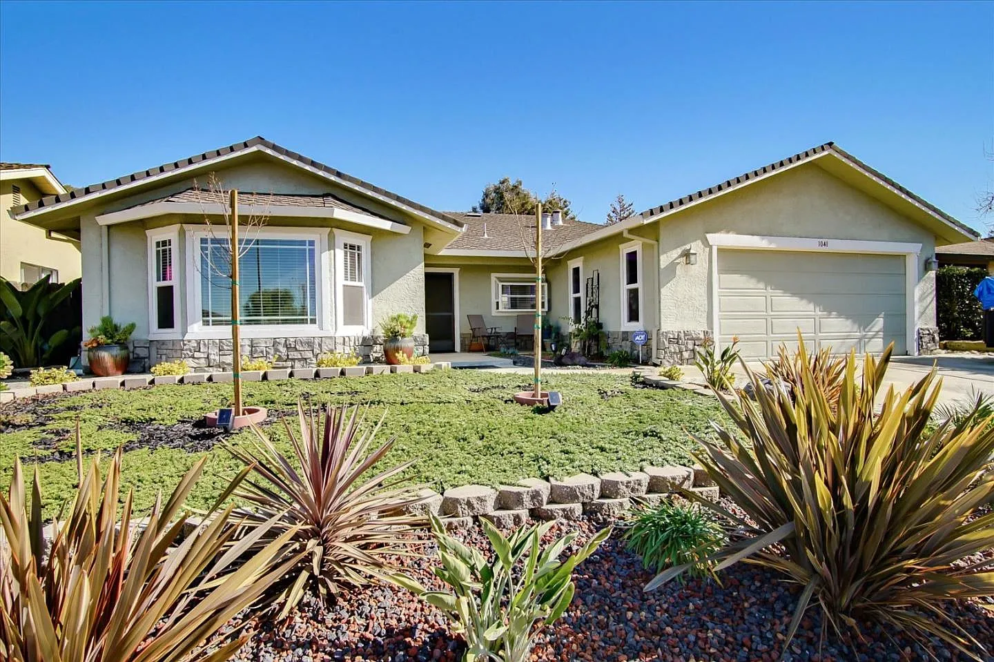 1041 Trinity Dr photo 1