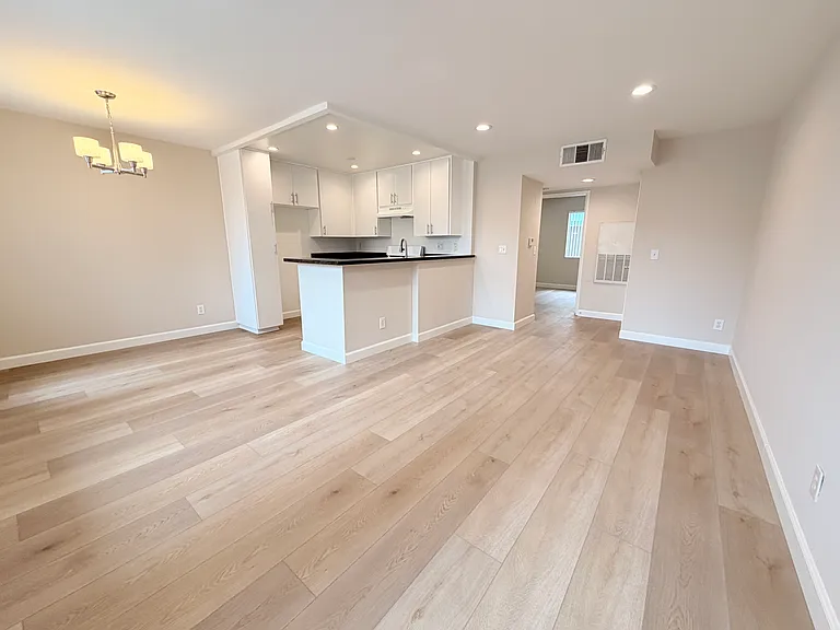 615 W Milford St — Photo 16
