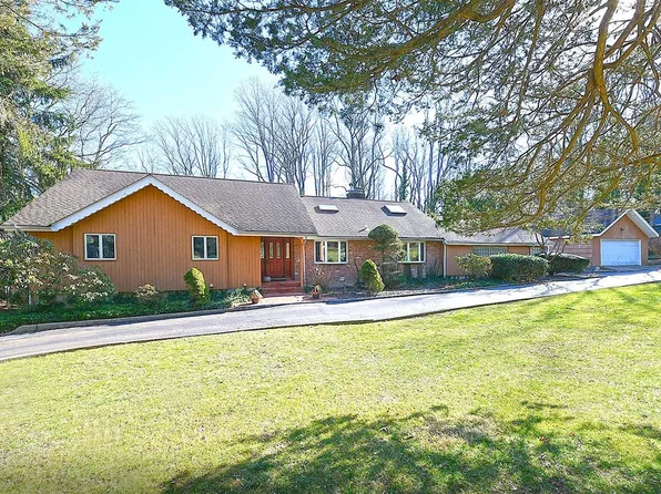 32 Redwood Drive, Dix Hills, NY 11746