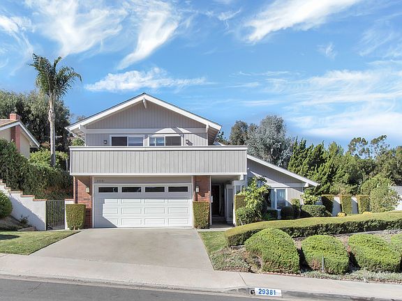 Large lot, pool and views