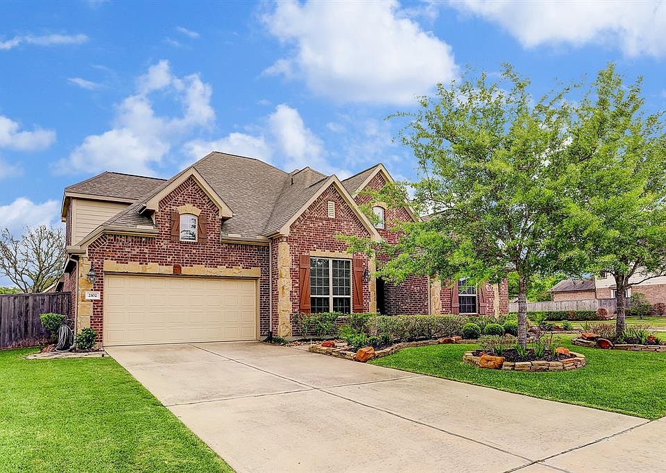 Beautiful home on corner lot built by Village Builders. This home has added stone on the front for a luxurious upscale faÃ§ade.