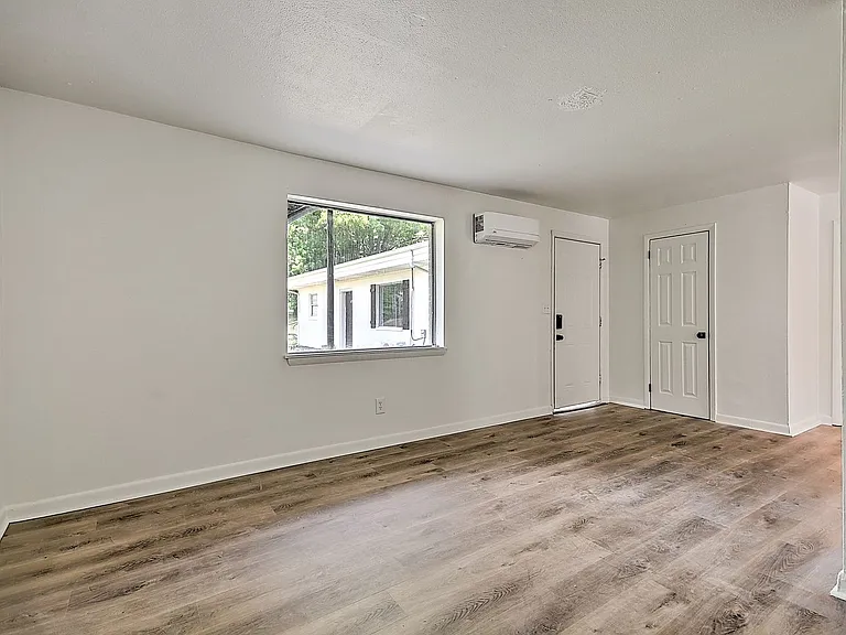 716 W G St — Photo 21
