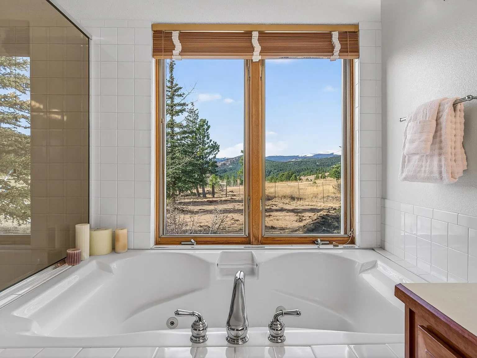 4 bed, 4.0 bath, 3700 sqft, $2,049 — Photo 3
