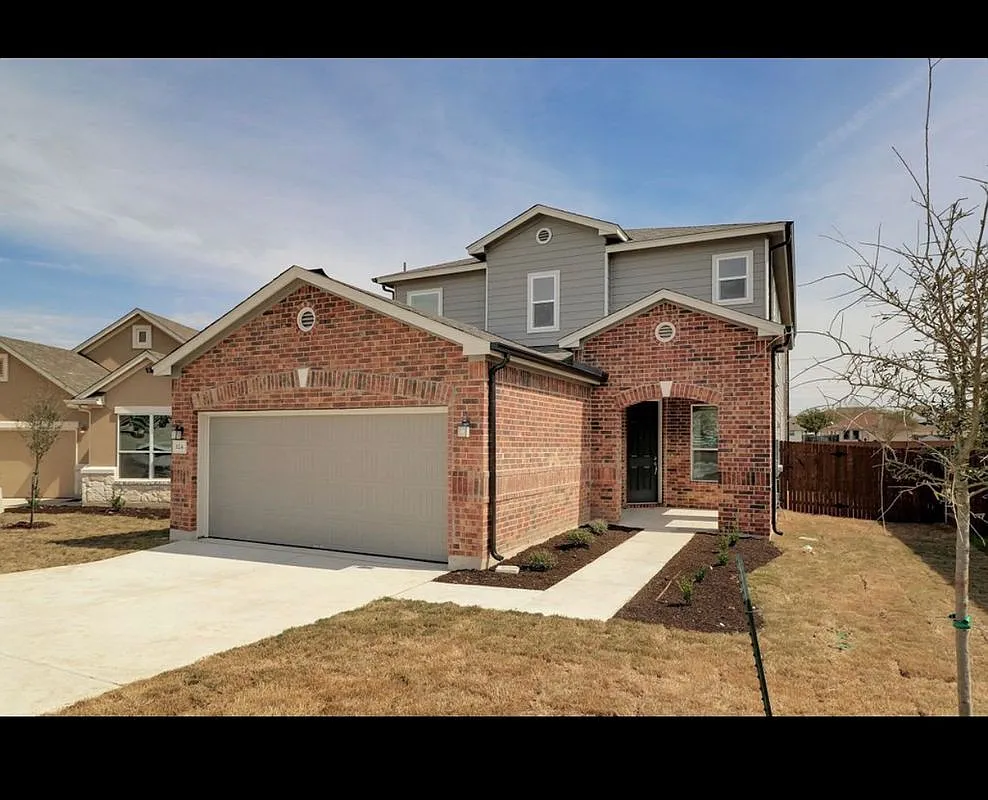 3 bed, 2.5 bath, 2411 sqft, $2,350 — Photo 1