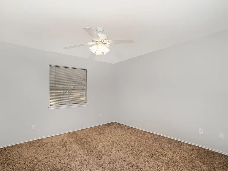 1908 Wood Crest Dr — Photo 3