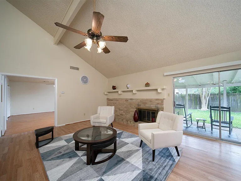 10619 Chapel Hill Dr — Photo 4