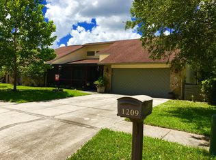 1209 Rainbrook Cir, Valrico, FL 33596