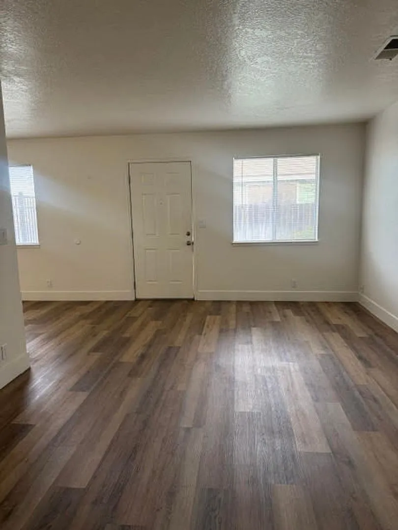 Beautiful Triplex in Ripon! — Photo 1
