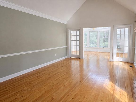 5th image of 419 Albion Rd Unit 10