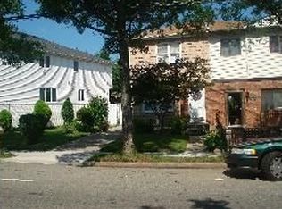 728 Drumgoole Rd W, Staten Island, NY 10312