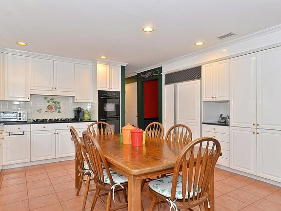 5th image of 27 Windridge Dr