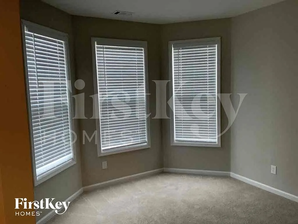 4 bed, 2.5 bath, 2463 sqft, $2,480 — Photo 3