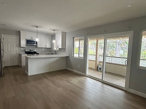 2nd image of 424 Oak Grove Ave #J