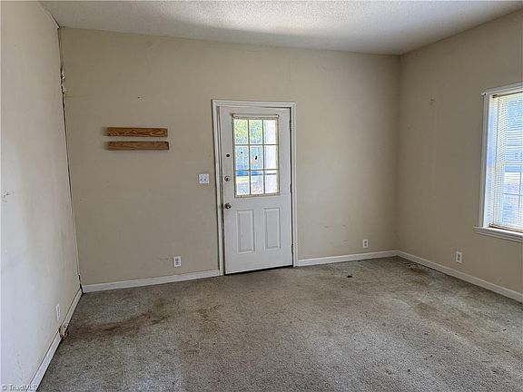 3rd image of 703 Everett St