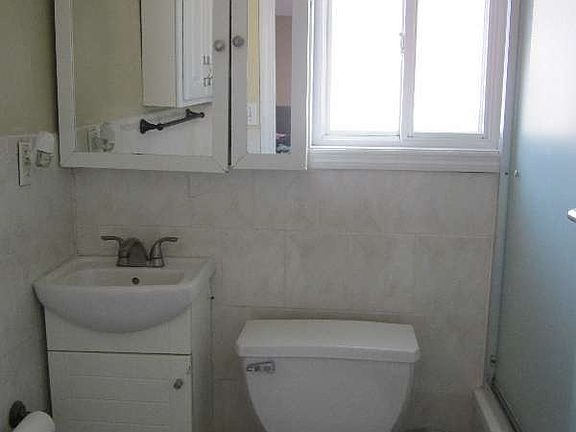 2nd image of 1438 Dunbar St