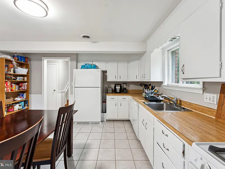 10307 Beaumont St — Photo 14