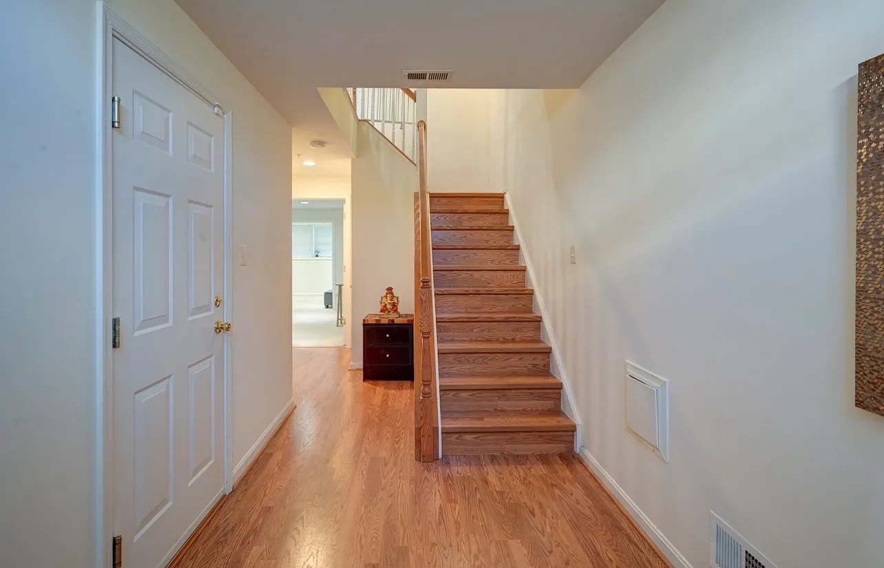 3 bed, 2280 sqft, $3,400 — Photo 2