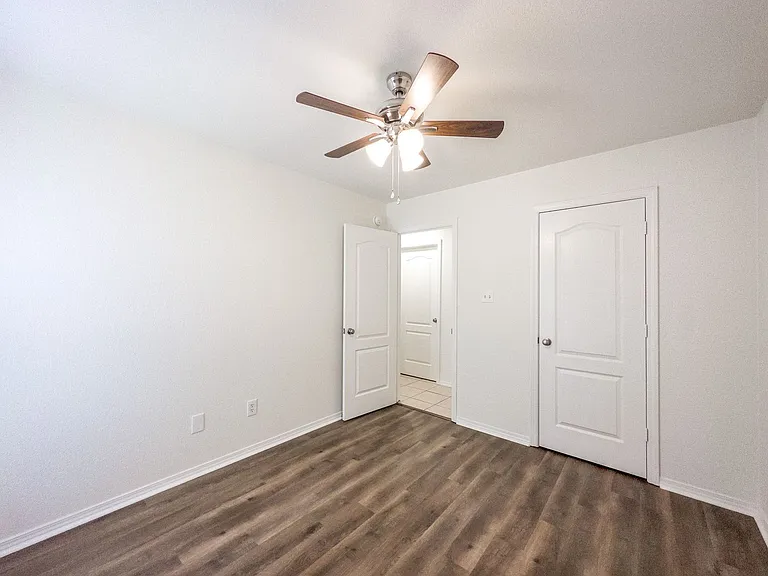 429 E El Paso St — Photo 12