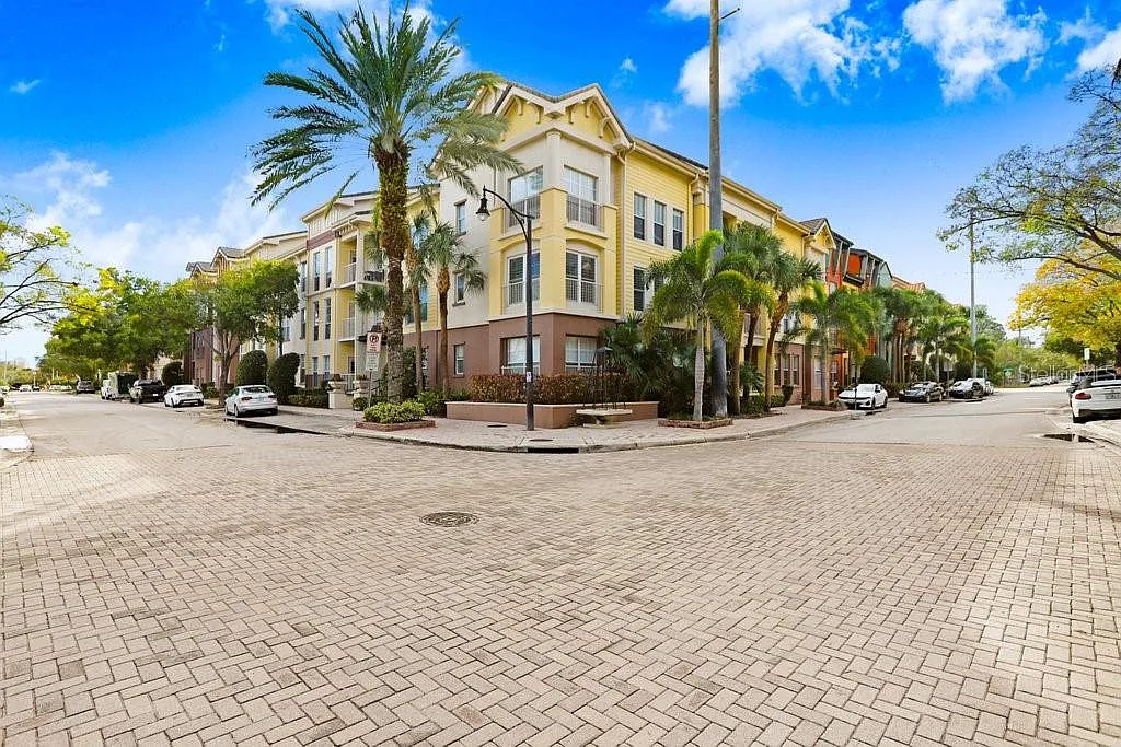 1 bed, 1.0 bath, 721 sqft, $1,900 — Photo 1