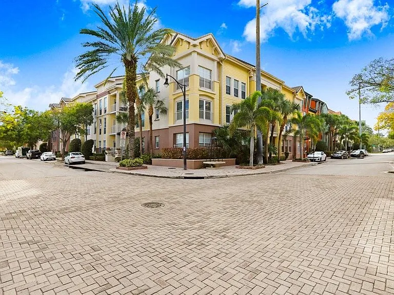2440 W Horatio St #1012 — Photo 1