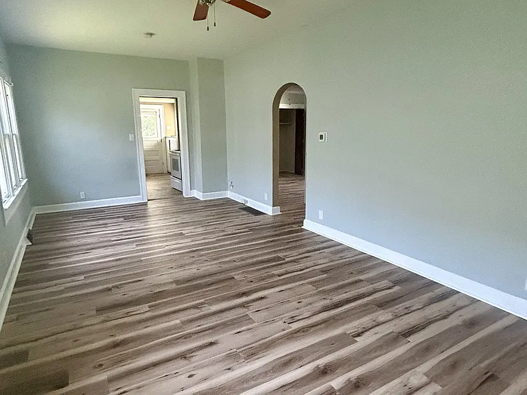 924 N Denny St — Photo 2