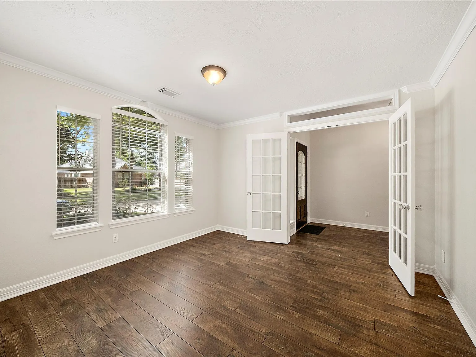 3 bed, 2.0 bath, 1939 sqft, $2,580 — Photo 3