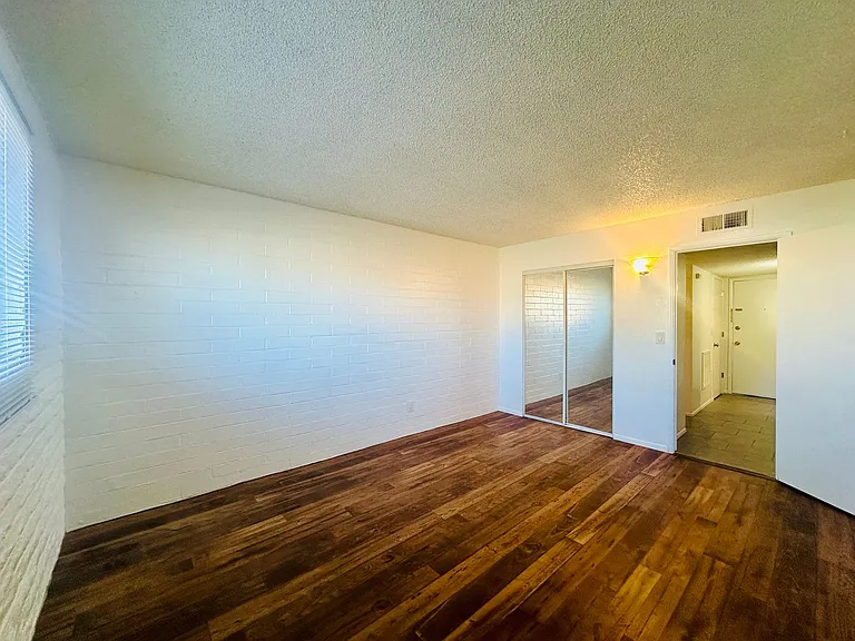 Desert Atrium - Studios, 1 Bedrooms and 2 Bedrooms in Great Location! Community Pool! — Photo 38