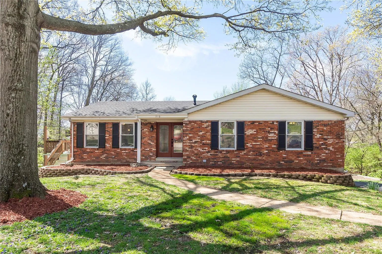 710 Valley View Dr photo 1