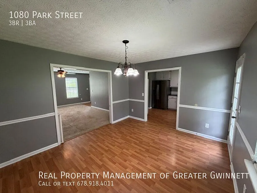 Charming 3 Bedroom home with large back yard — Photo 4