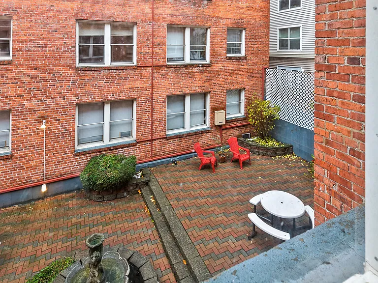 Abbottsford Apartments — Photo 19