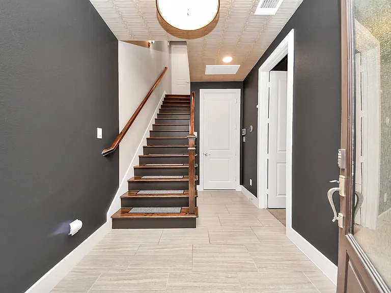 2704 Freund St — Photo 4