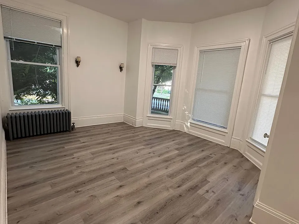 1403 Main St #1F