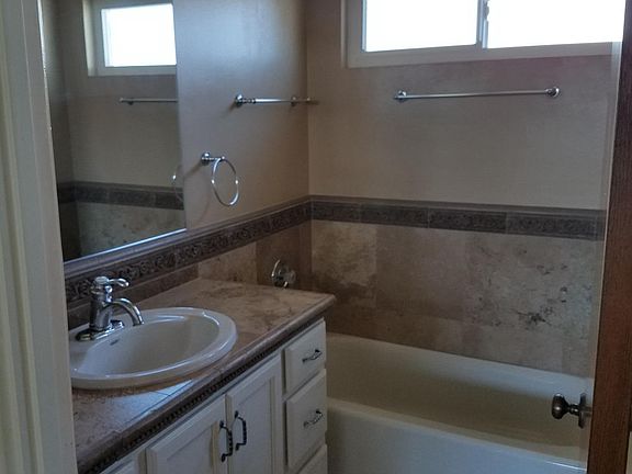 Upstairs Full Bathroom