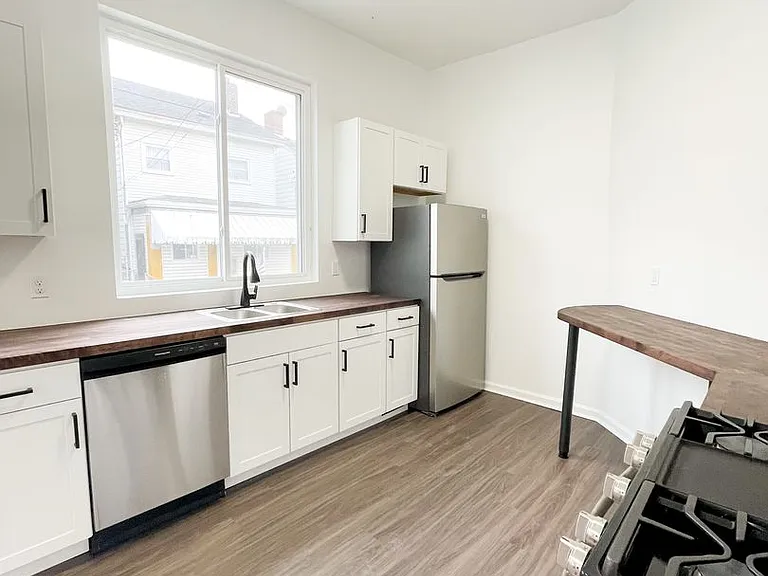 07 - 807 Eureka — Photo 2