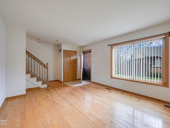 3rd image of 1S211 Stratford Ln #211