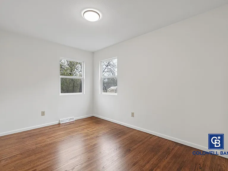 1444 Ames Ave E — Photo 12
