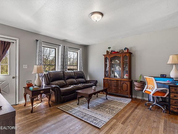 4th image of 915 Latham St