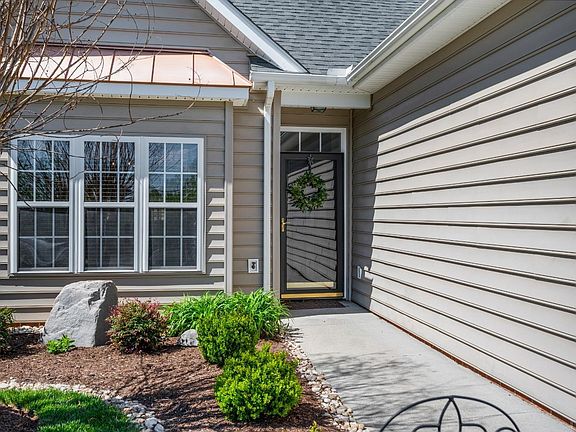 3rd image of 328 Paulette Cir