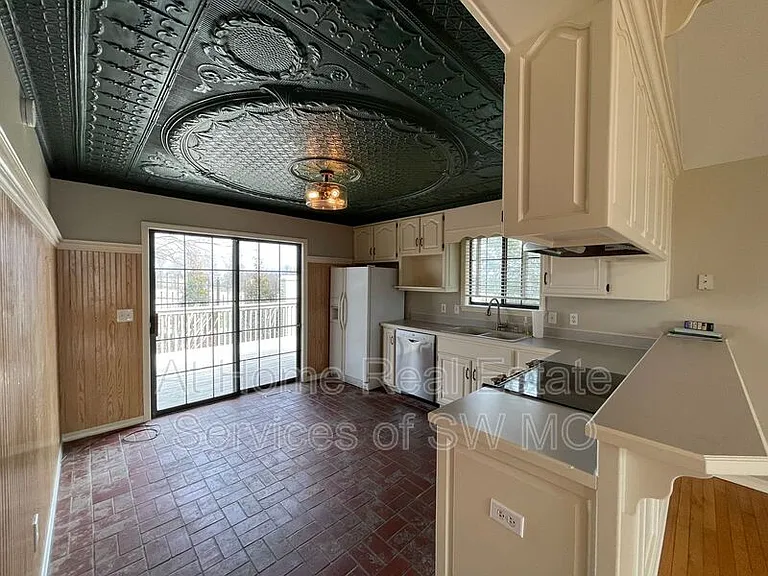 3655 E Cromwell Ln — Photo 4
